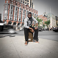 L'auteur compositeur Wolanyo sur la rue Sparks a Ottawa